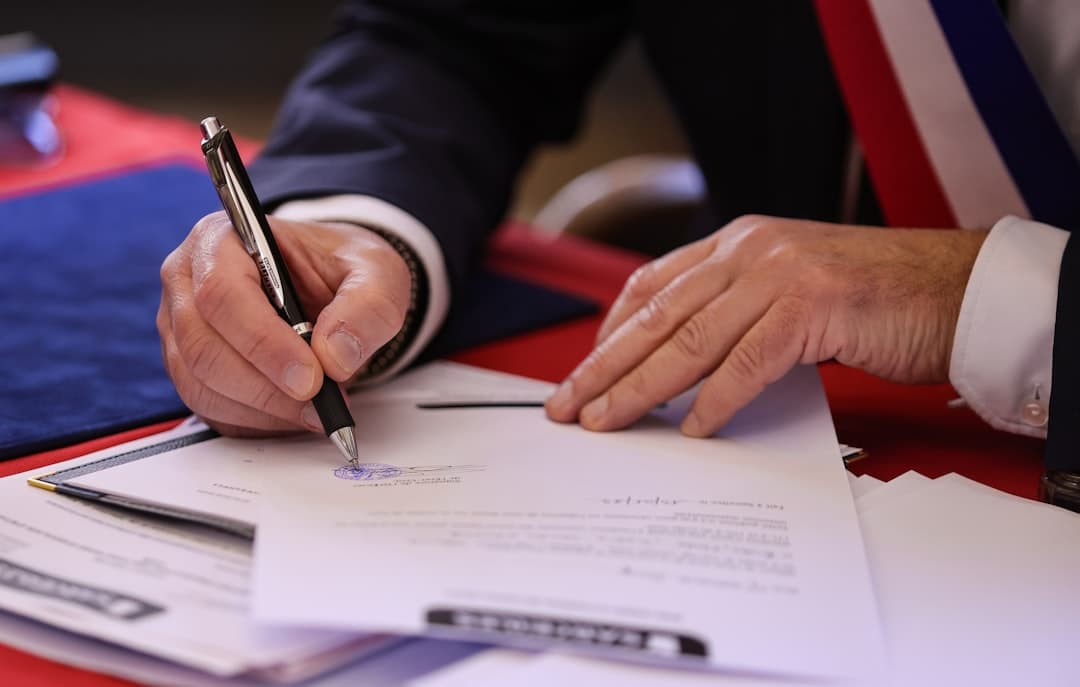Contrat papier sur un bureau symbolisant un abonnement sans engagement