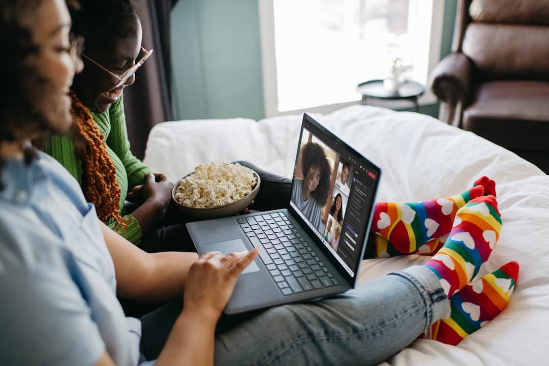 Personne comparant des forfaits d'abonnement sur un ordinateur portable