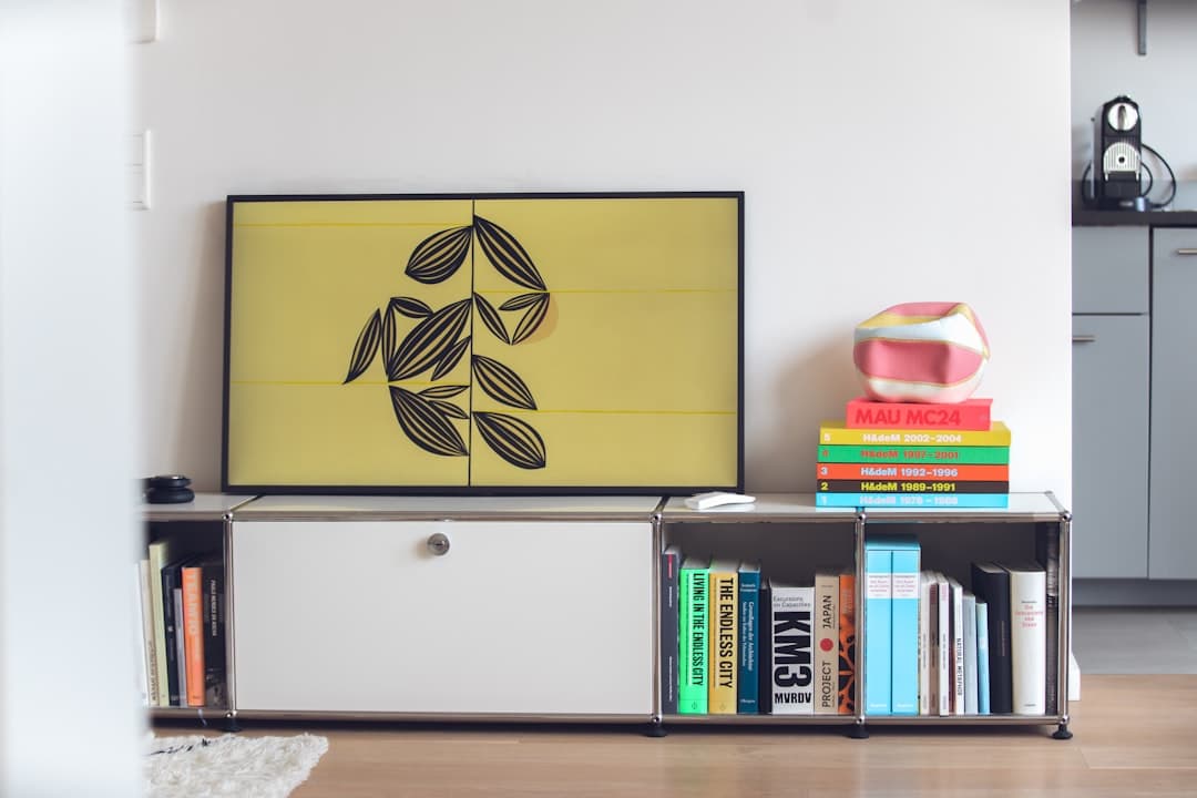 Téléviseur 4K allumé dans un salon lumineux