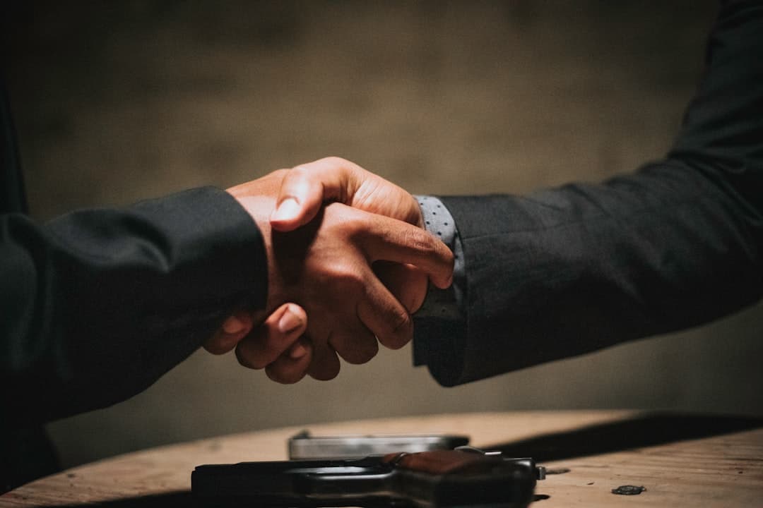Deux personnes se serrant la main lors d'une réunion professionnelle
