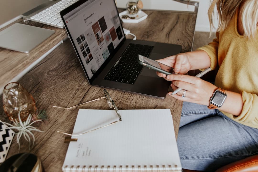 Personne effectuant un paiement en ligne sur un ordinateur portable