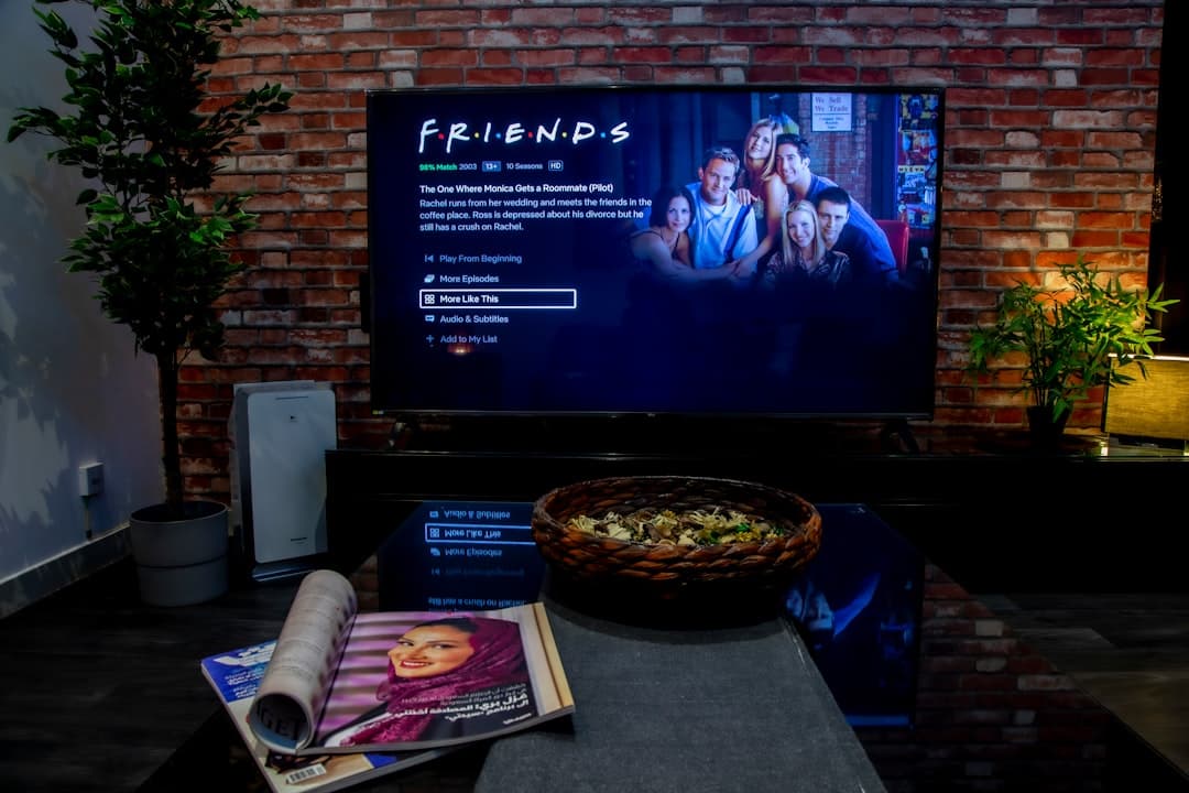 Clé de streaming branchée à l'arrière d'un téléviseur