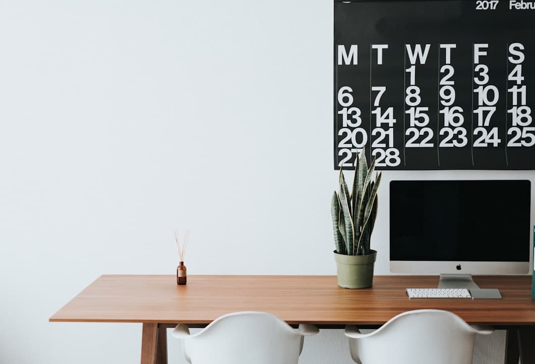 Calendrier mural annuel ouvert sur un bureau