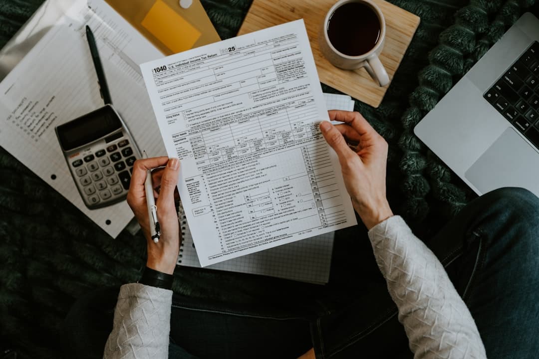 Calculatrice et carnet posés sur un bureau pour un calcul de budget