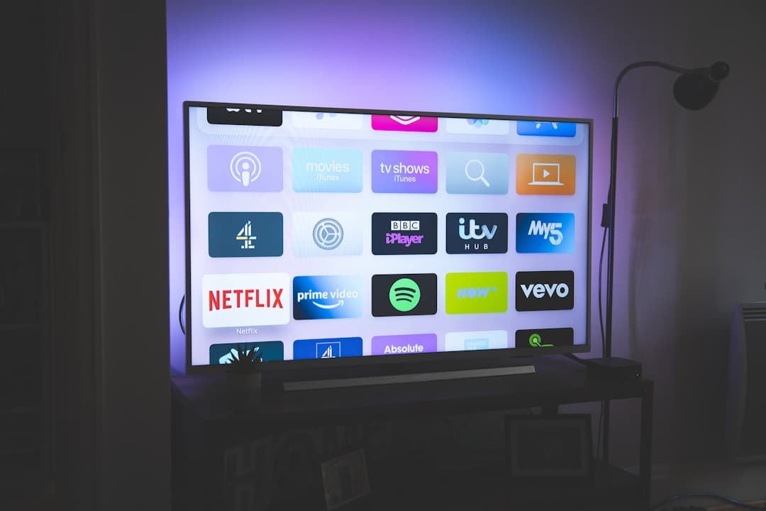 Application de streaming ouverte sur un téléviseur avec une manette à la main