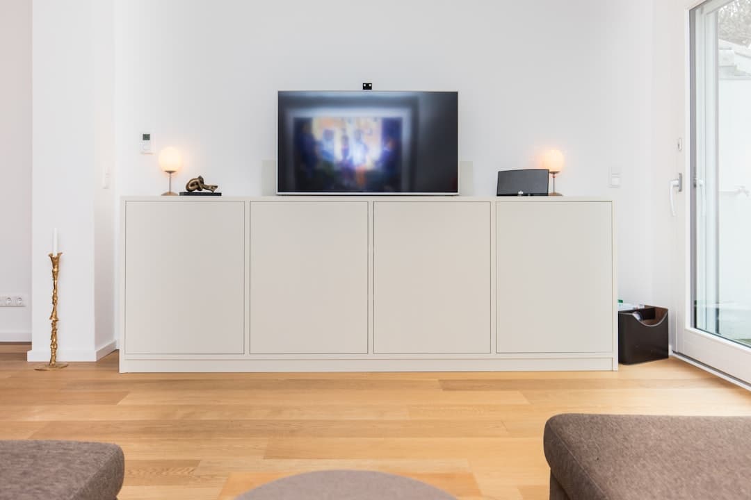 Écran de télévision affichant une grille de chaînes de streaming dans un salon