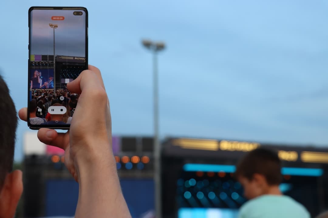 Application de télévision en direct affichée sur un smartphone et un téléviseur