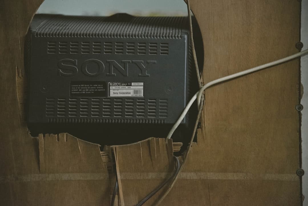 Décodeur set-top box relié à un téléviseur avec sa télécommande