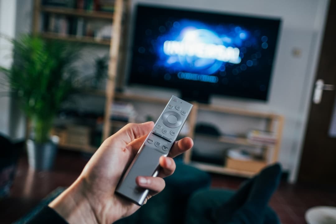 Box internet et décodeur posés sous un téléviseur