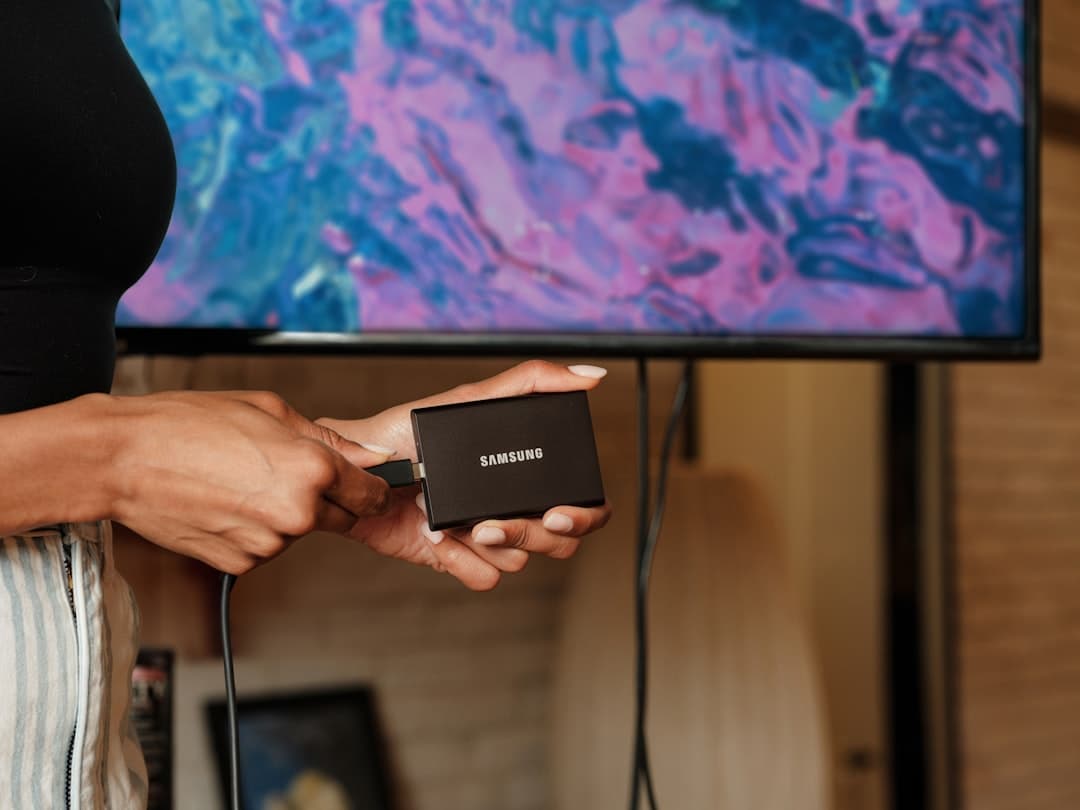 Personne configurant une application de streaming sur un téléviseur