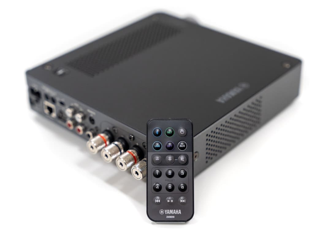 Installation home cinéma avec un ordinateur multimédia connecté au téléviseur