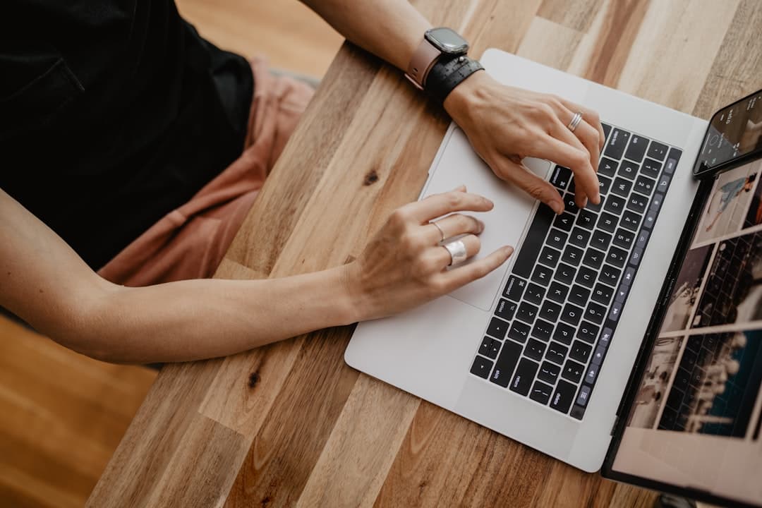 Personne gérant une petite activité en ligne depuis un ordinateur portable à domicile