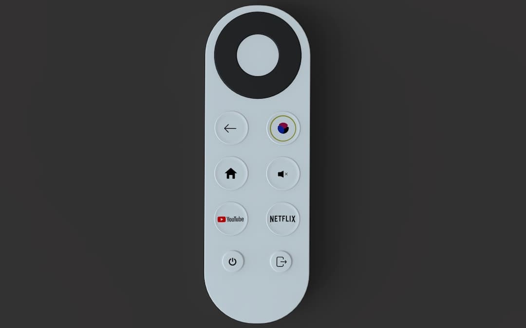 Smartphone Android et box TV posés près d'un téléviseur