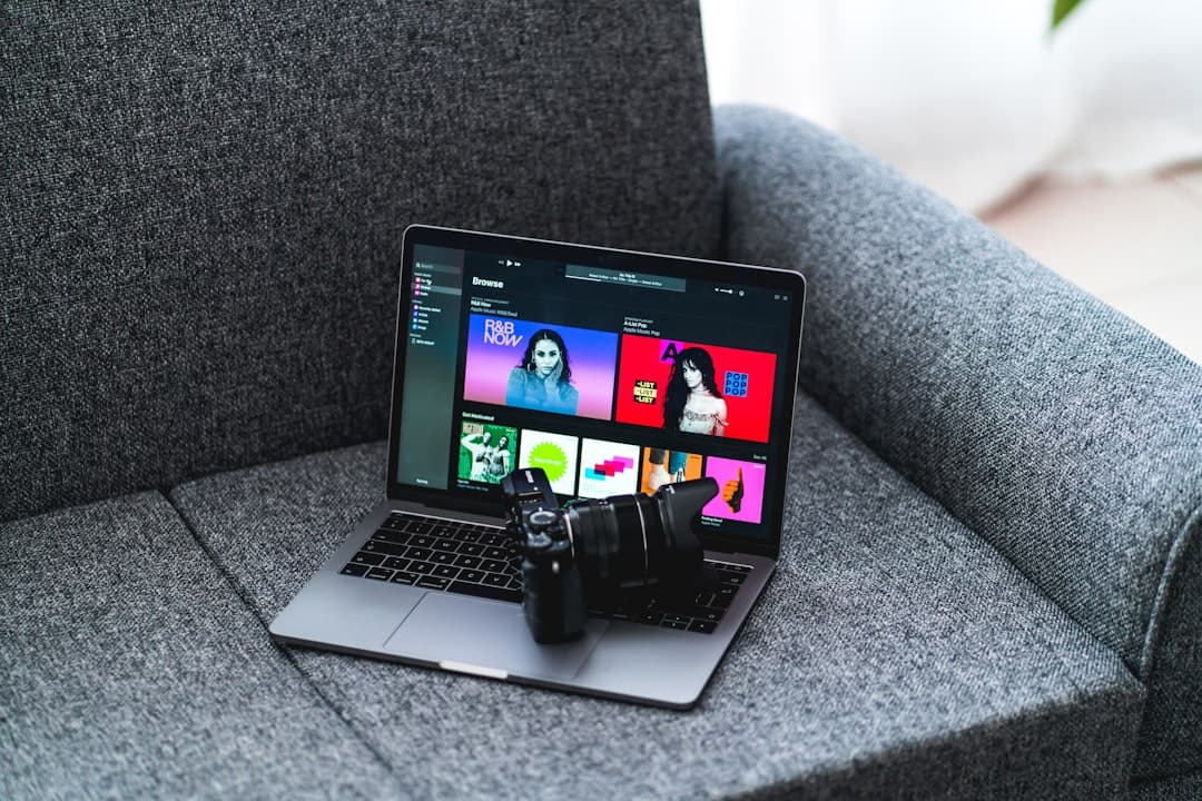 Ordinateur portable affichant une interface de streaming vidéo