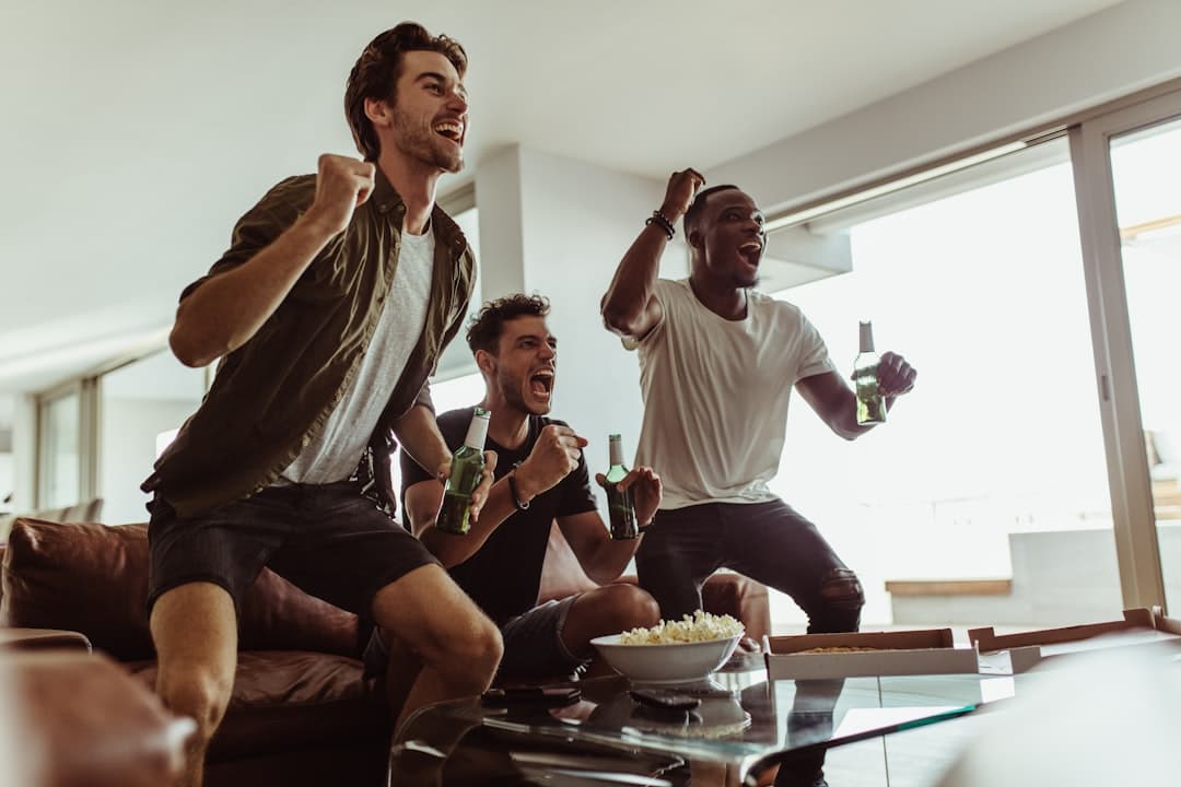 Groupe d'amis regardant un match de sport sur grand écran
